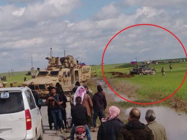 Quân đội Mỹ dồn đoàn xe Nga xuống ruộng ở Đông Bắc Syria ảnh 1