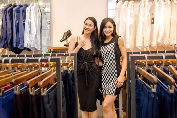 Siêu mẫu Phan Hà Phương chúc mừng "bà trùm" Hạ Vy khai trương cửa hàng mới ảnh 8 Siêu mẫu Phan Hà Phương chúc mừng "bà trùm" Hạ Vy khai trương cửa hàng mới ảnh 8