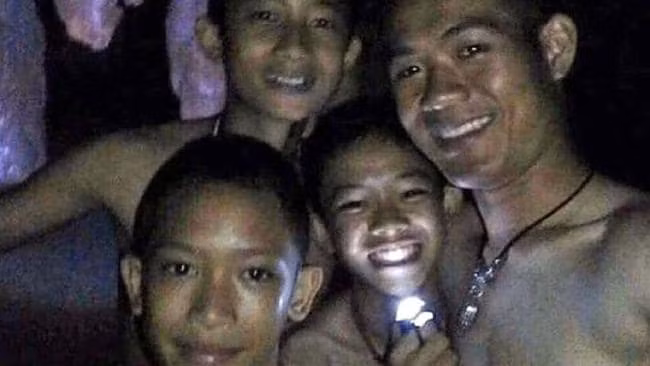 Thái Lan: Các thiếu niên kẹt trong hang học bơi và lặn trong khi chờ giải cứu ảnh 3 Thái Lan: Các thiếu niên kẹt trong hang học bơi và lặn trong khi chờ giải cứu ảnh 3