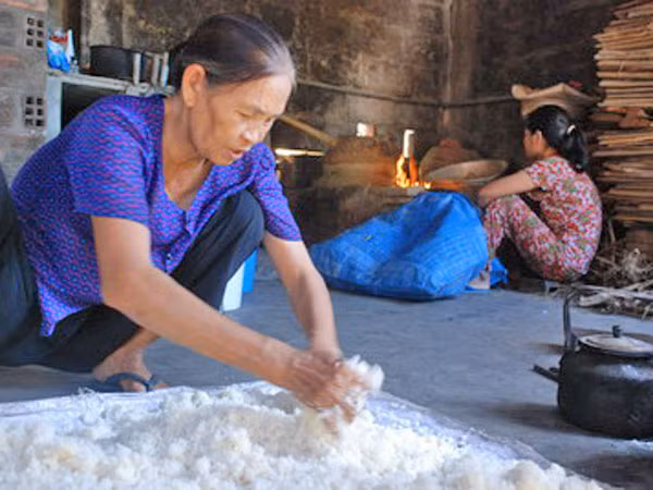 Quy định sản xuất, kinh doanh rượu phải có giấy phép không có tác dụng với rượu “nút lá chuối“ ảnh 1