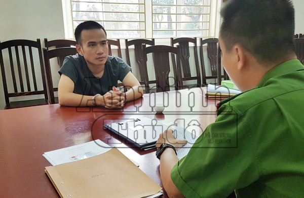 Hung hãn xông vào hiệu cầm đồ chém nhân viên cướp tiền ảnh 2 Hung hãn xông vào hiệu cầm đồ chém nhân viên cướp tiền ảnh 2