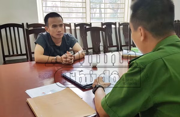 Hung hãn xông vào hiệu cầm đồ chém nhân viên cướp tiền ảnh 2