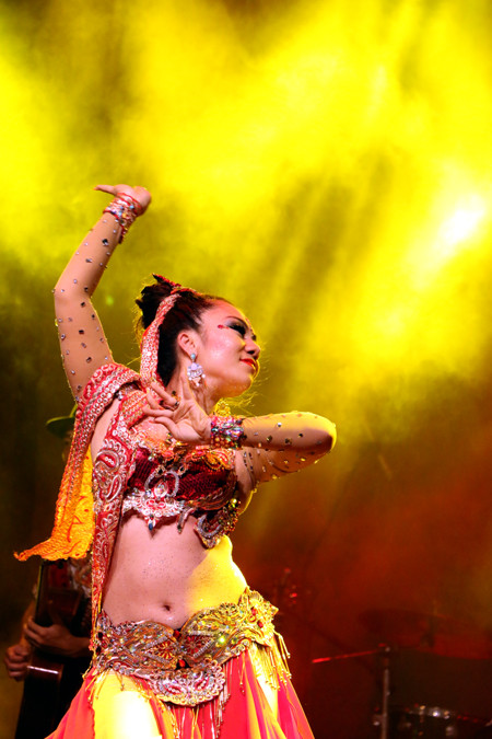 Vũ đoàn Sadie "đốt cháy" sân khấu Cung An Định bằng màn múa bụng nóng bỏng ảnh 6