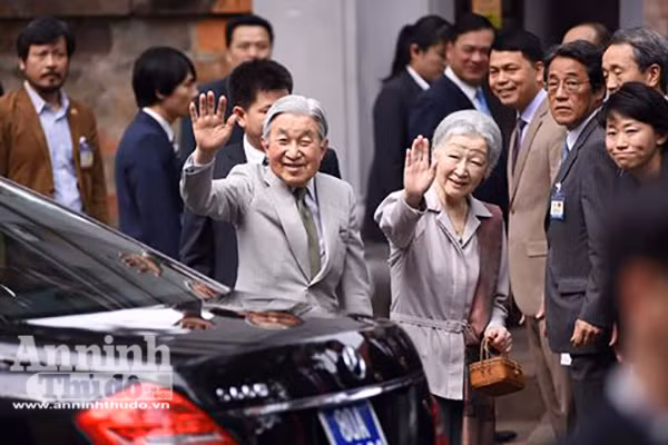 Nhà vua và Hoàng hậu Nhật Bản tươi cười vẫy chào người dân Hà Nội khi thăm Văn Miếu ảnh 6