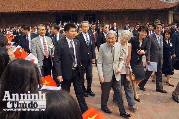 Nhà vua và Hoàng hậu Nhật Bản tươi cười vẫy chào người dân Hà Nội khi thăm Văn Miếu ảnh 5