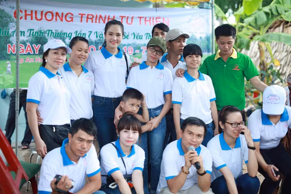 Nữ hoàng Du lịch Dương Kim Ánh giản dị đi từ thiện ảnh 1