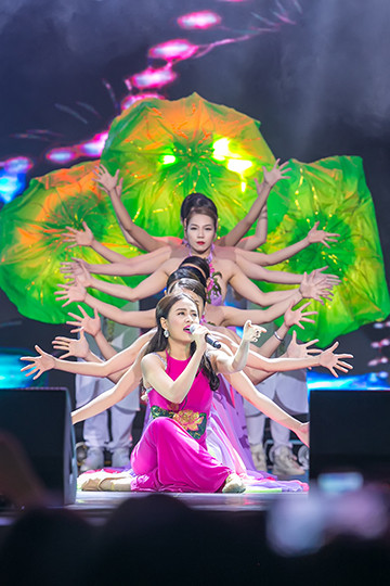 Hoàng Thùy Linh "bùng nổ" trong đêm nhạc cùng SNSD ảnh 4