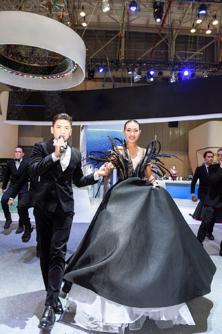 Siêu mẫu Diệu Huyền nổi bật bên ca sỹ Isacc tại sự kiện ảnh 3 Siêu mẫu Diệu Huyền nổi bật bên ca sỹ Isacc tại sự kiện ảnh 3