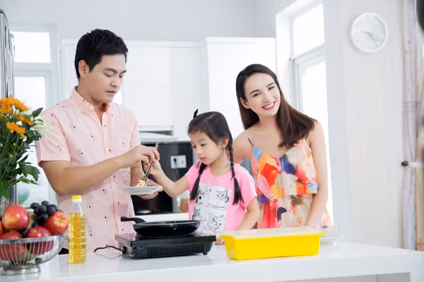 Con gái Hoa hậu Ngọc Diễm trổ tài bếp núc ảnh 3