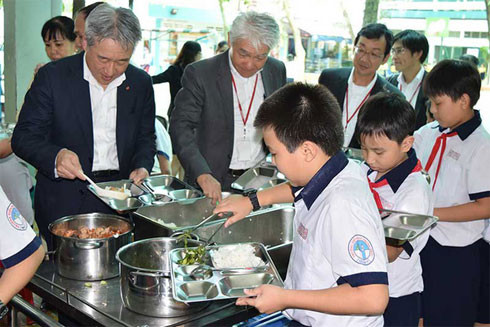 Để các trường tiểu học kiểm soát tốt hơn chất lượng bữa ăn bán trú ảnh 1