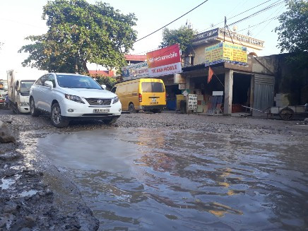 Hà Nội: Ùn tắc kéo dài vì "ao" giữa đường ảnh 1