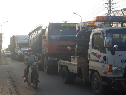 Hà Nội: Ùn tắc kéo dài vì "ao" giữa đường ảnh 5