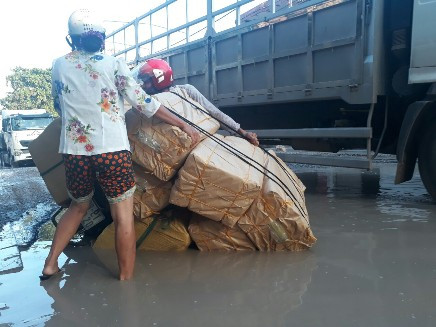 Hà Nội: Ùn tắc kéo dài vì "ao" giữa đường ảnh 3