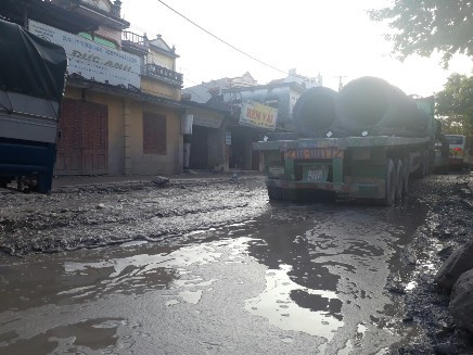 Hà Nội: Ùn tắc kéo dài vì "ao" giữa đường ảnh 4