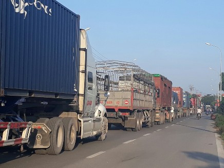 Hà Nội: Ùn tắc kéo dài vì "ao" giữa đường ảnh 6