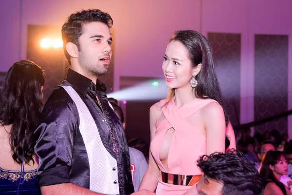 Nàng "Quyên" Vũ Ngọc Anh hở bạo hội ngộ chồng "Cô dâu 8 tuổi" ảnh 7