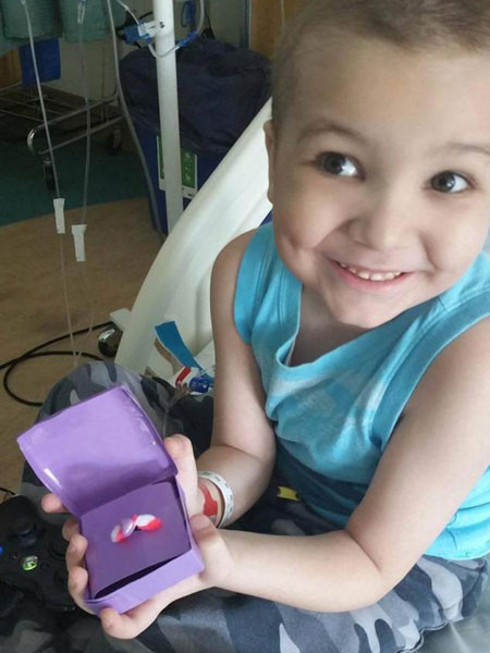 Bé trai 5 tuổi bị máu trắng cầu hôn y tá ảnh 1