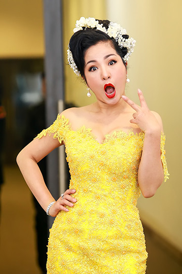 Thúy Nga "đọ dáng" cùng Hoài Linh ảnh 12