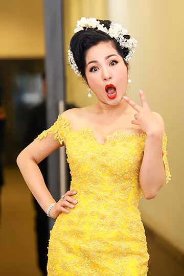 Thúy Nga "đọ dáng" cùng Hoài Linh ảnh 12