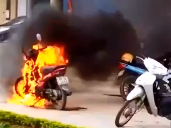 Người vi phạm đốt xe phản ứng với Cảnh sát giao thông, phạm tội gì? ảnh 1