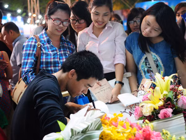 Nhà thơ trẻ trong "cơn lốc" thương mại hóa ảnh 1