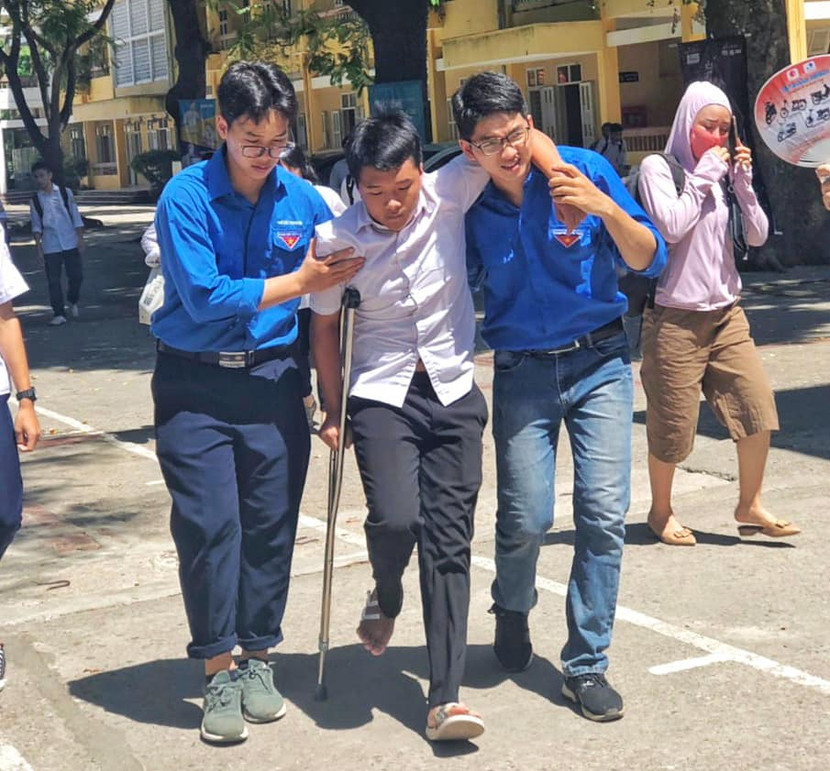 Hà Nội: Thanh niên tình nguyện cõng thí sinh vào điểm thi ảnh 3