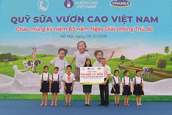 Hơn 60.000 cây xanh và 119.000 ly sữa được Vinamilk dành tặng cho trẻ em Hà Nội ảnh 6