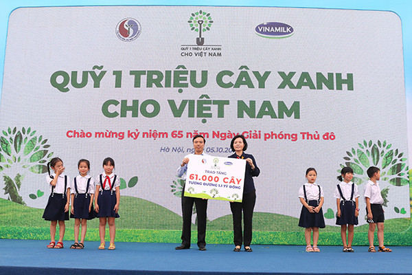 Hơn 60.000 cây xanh và 119.000 ly sữa được Vinamilk dành tặng cho trẻ em Hà Nội ảnh 5
