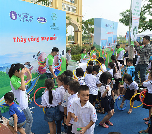 Hơn 60.000 cây xanh và 119.000 ly sữa được Vinamilk dành tặng cho trẻ em Hà Nội ảnh 10