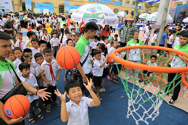 Hơn 60.000 cây xanh và 119.000 ly sữa được Vinamilk dành tặng cho trẻ em Hà Nội ảnh 9