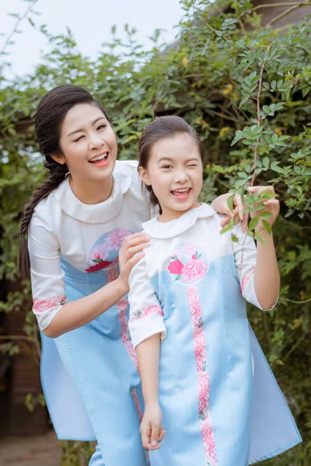 Hoa hậu Ngọc Hân diện áo dài đôi cùng "con gái nuôi" ảnh 5