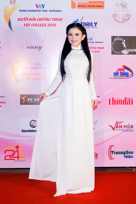 Hoa hậu Janny Thuỷ Trần rạng ngời trên "ghế nóng" ảnh 2