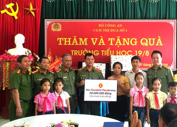 Hành trình về nguồn đầy ý nghĩa của Cụm thi đua số 1 - Bộ Công an ảnh 4