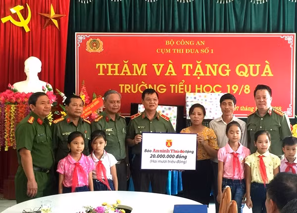 Hành trình về nguồn đầy ý nghĩa của Cụm thi đua số 1 - Bộ Công an ảnh 4