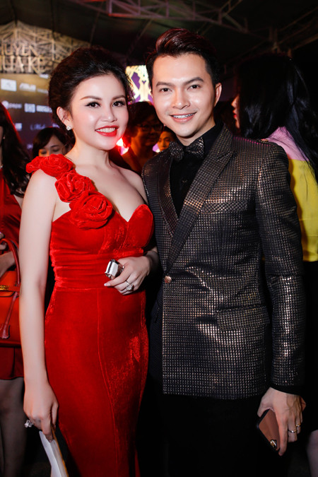 Janny Thủy Trần diện đầm khoe vai trần và vòng 1 gợi cảm ảnh 4