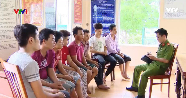 Các đối tượng tại trụ sở Công an.