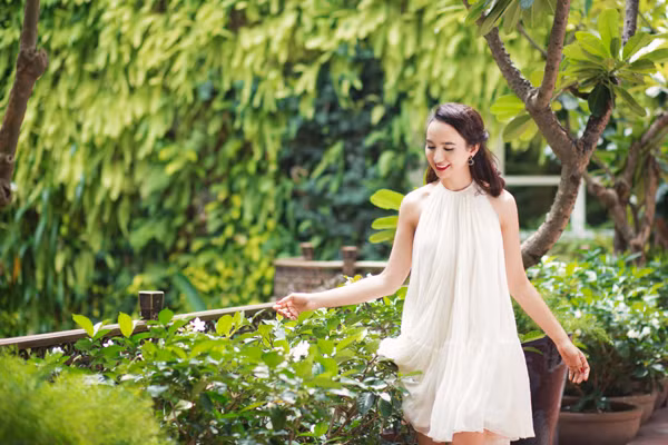 Hoa hậu Ngọc Diễm gợi cảm khoe lưng ong xuống phố ảnh 5