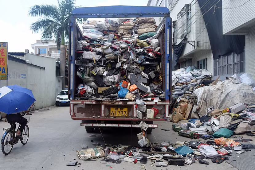 Giật mình trước những bãi rác điện tử khổng lồ ở thị trấn chết Guiyu ảnh 4