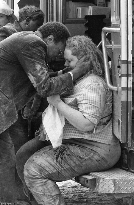 Nhiếp ảnh gia kể lại giờ phút kinh hoàng khi tòa tháp đôi Mỹ sụp đổ ảnh 13