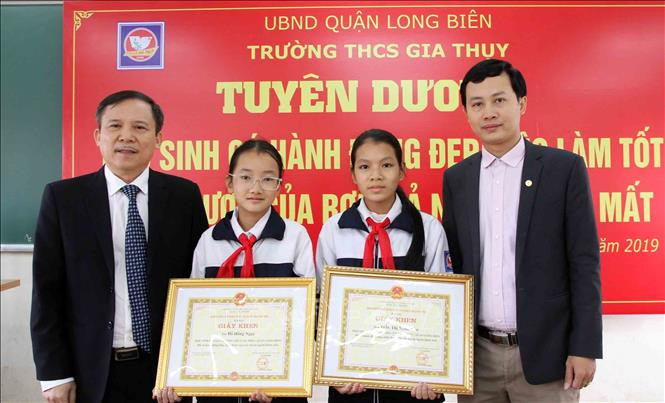 Hà Nội tặng danh hiệu người tốt, việc tốt cho 2 em học sinh nhặt được của rơi trả người đánh mất ảnh 1 Hà Nội tặng danh hiệu người tốt, việc tốt cho 2 em học sinh nhặt được của rơi trả người đánh mất ảnh 1