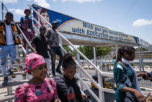 Những đứa trẻ Nigeria bị mắc kẹt ở vùng hoạt động của quân khủng bố ảnh 1