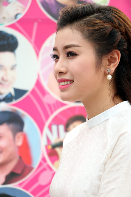 Sao Mai Thu Hằng hát đến khản tiếng trong phòng bệnh ảnh 1