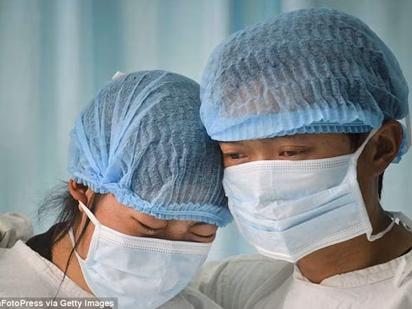 Xúc động giây phút y bác sĩ cúi rạp trước thi thể những em bé hiến nội tạng ảnh 3