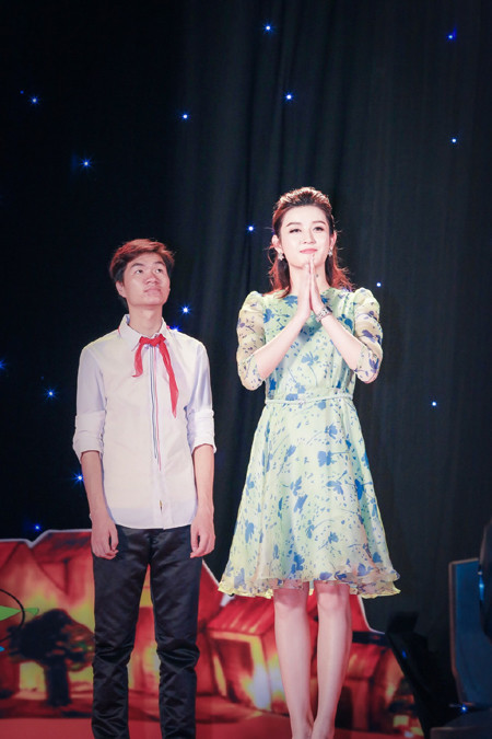 Á hậu Huyền My bị "bao vây" tại đêm hội Trung thu ảnh 1 Á hậu Huyền My bị "bao vây" tại đêm hội Trung thu ảnh 1