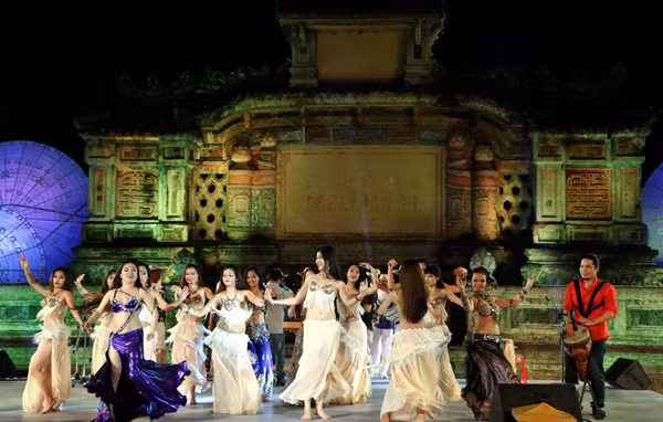 Festival Huế: Màn múa bụng nóng bỏng giữa không gian trầm mặc ảnh 13