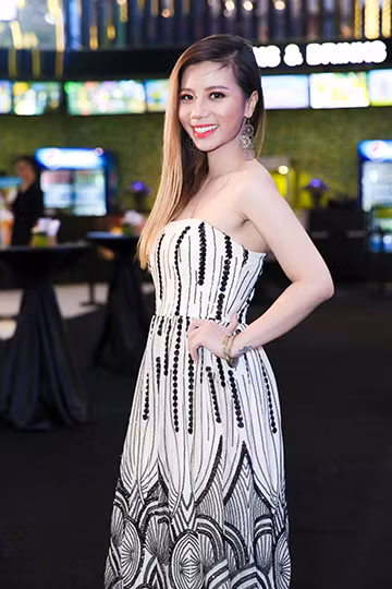 Trường Giang - Nhã Phương mặc đồ đôi đi xem phim "Đảo của dân ngụ cư" ảnh 11