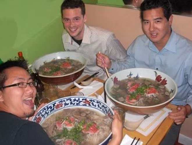 Giá của mỗi chú tôm hùm này dao động từ 10 đến 15 USD, nên dễ hiểu vì sao một tô phở "Hàng không mẫu hạm" lại có mức giá "chát" đến thế. Nếu không ăn hết thì thực khách phải trả 50 USD.