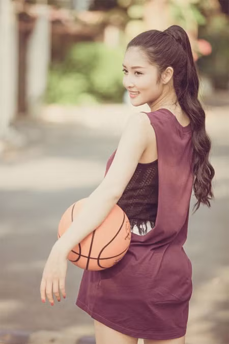 Hoa hậu Triệu Thị Hà khoe tài chơi bóng rổ ảnh 5