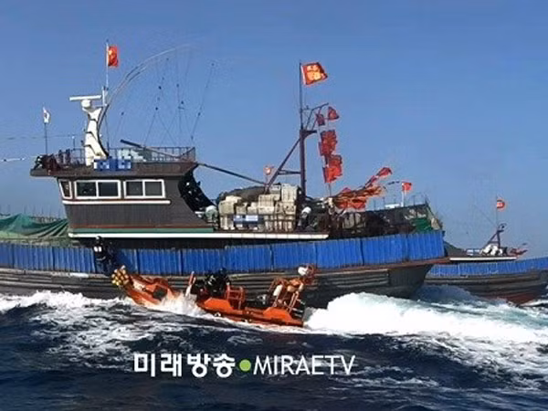 Hàn Quốc truy quét tàu cá Trung Quốc đánh bắt trái phép ảnh 1