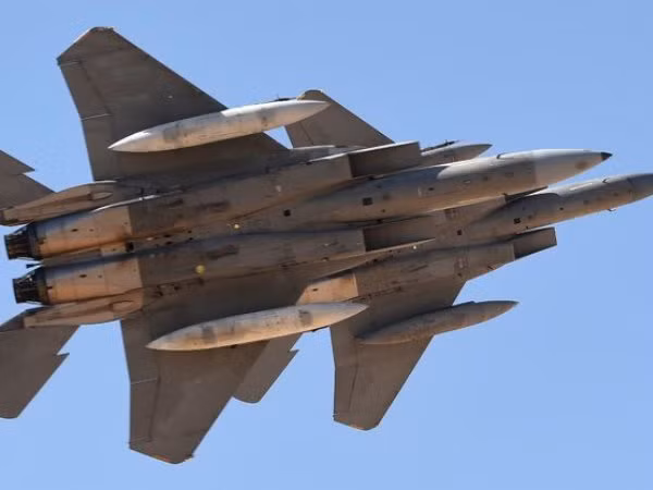 Liên quân Arab tấn công phá hủy các hang động chứa tên lửa và UAV của Houthi ảnh 1